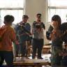 Grupo aprendendo fotografia em sala de aula